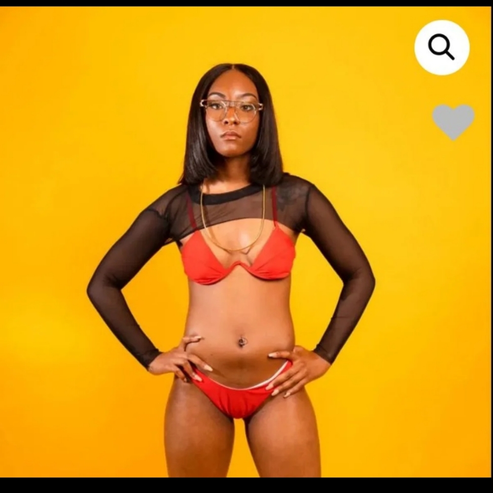Red bikini - Picture 8 of 9